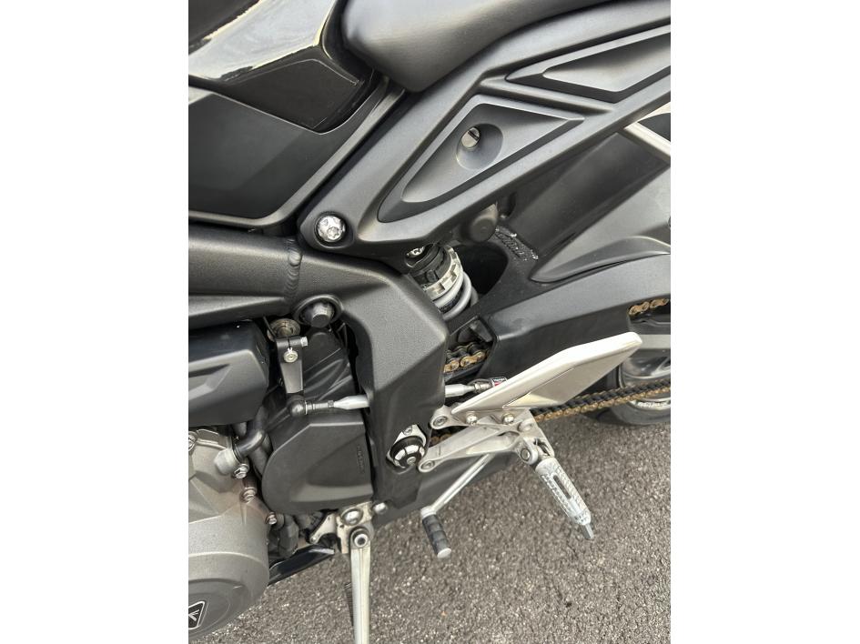 TRIUMPH STREET TRIPLE 660 S